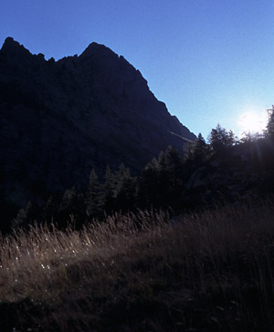 Der Sasso Bello im Gegenlicht der Morgensonne Der Sasso Bello im Gegenlicht der Morgensonne
