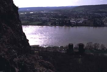 Blick von der S&uuml;dwest-Kante auf
das Br&uuml;ckenlager und Remagen